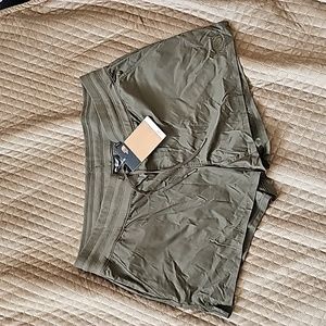 North Face shorts NWT Xl